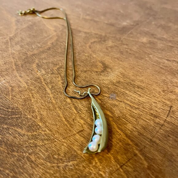 NWOT Pea Pod Necklace with Three Pearls - Picture 4 of 6